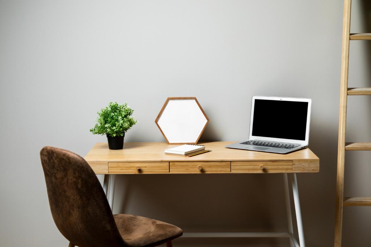ufficio-minimal-in-legno.jpg